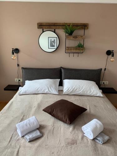 een slaapkamer met een groot bed met 2 kussens erop bij Sandra's Loft in Klagenfurt