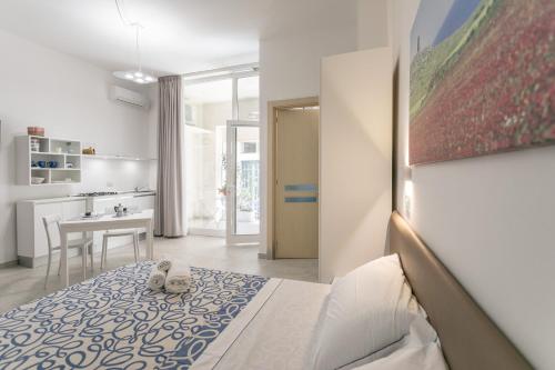 un dormitorio con una cama con dos animales de peluche en Camere a oriente, en Otranto