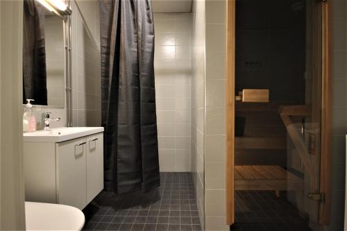 Un baño con lavabo, inodoro y ducha. en Forenom Aparthotel Kuopio, en Kuopio