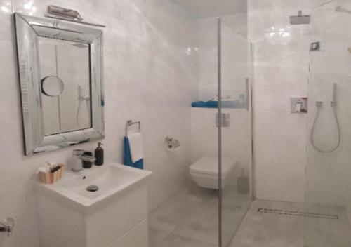 Et badeværelse på Luksusowy Apartament na Promenadzie