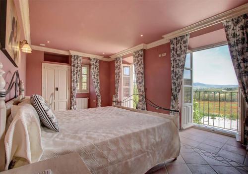 1 dormitorio con cama grande y ventana grande en Villa Rural La Condesa, en Ronda