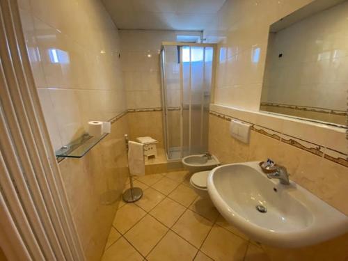 een badkamer met een wastafel en een toilet bij Mini Hotel in Asti