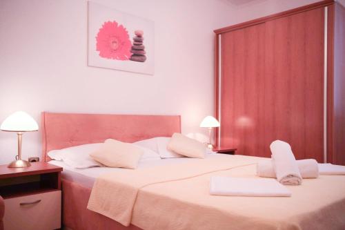 1 dormitorio con 2 camas y toallas. en House Bilic en Baška Voda