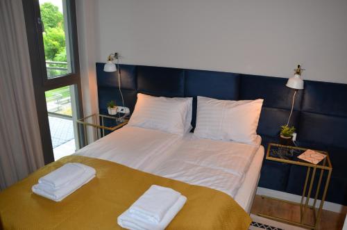 um quarto com uma cama com duas toalhas em Długie Ogrody Apartment 140 Gdańsk em Gdansk