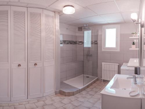 a bathroom with a shower and a tub and a sink at Meublé tourisme 4*, les pieds dans l'eau, Villa LAS PALMERAS in La Londe-les-Maures