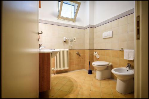 La salle de bains est pourvue de toilettes et d'un lavabo. dans l'établissement Residence Rivaverde, à Marina di Ravenna