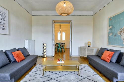 un salon avec deux canapés et une table basse dans l'établissement NOCNOC - L'Olympe, à Marseille