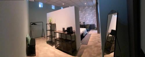 a room with a bed and a mirror at Atalanta-Wellness Roermond 'de Archivaris' in Herten