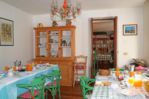 a dining room with a table with plates of food at La Sloda in Forno di Zoldo