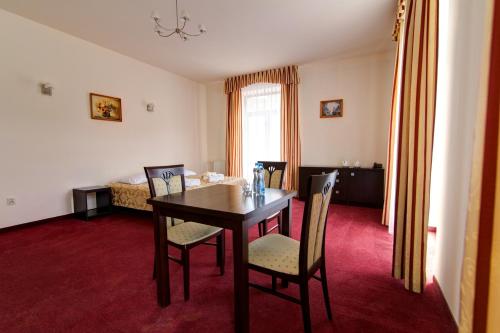 a dining room with a table and chairs at Apartamenty Renesans in Krynica Zdrój