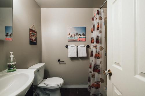 ein Bad mit einem WC, einem Waschbecken und einer Dusche in der Unterkunft Tremblant Studio Kona by My Tremblant Location in Mont-Tremblant