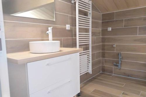 a bathroom with a sink and a shower at Gîte Mamie Cocotte in Fuissé