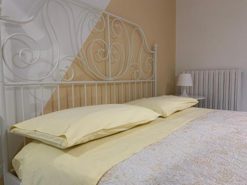 a bed with a metal headboard in a bedroom at B&B Catarina in Tollo