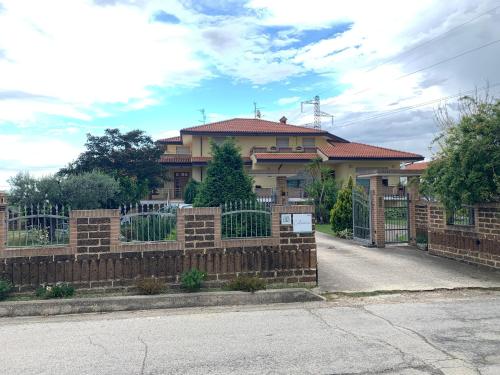 a brick fence in front of a house at B&B Catarina in Tollo