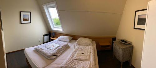 Een bed of bedden in een kamer bij De Admiraal