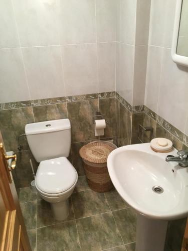 a bathroom with a toilet and a sink at Apartamento Playa San Pedro in Barreiros