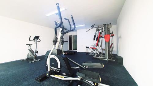 The fitness centre and/or fitness facilities at Shwe Ingyinn Hotel Mandalay