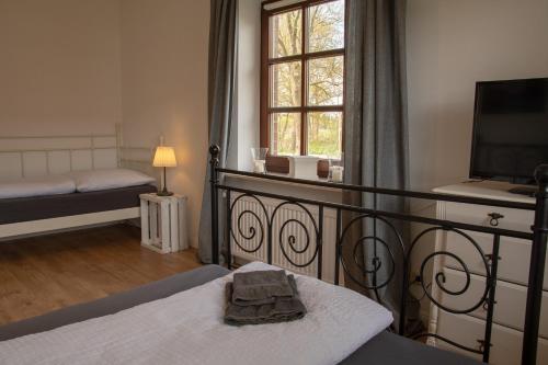 a bedroom with a bed and a window at Ferienhaus Ostebogen in Hechthausen