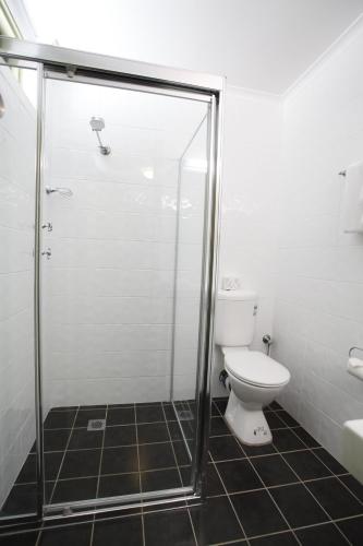 Un baño de Maclin Lodge Motel