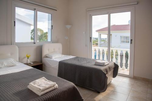 Ένα ή περισσότερα κρεβάτια σε δωμάτιο στο Villa Ruby Nissi Beach