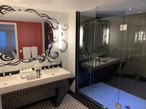 A bathroom at Hotel Chez Swann