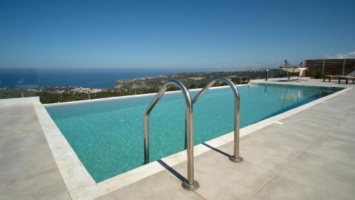Πισίνα στο ή κοντά στο Eva Villas West with infinity pool & and panoramic sea view