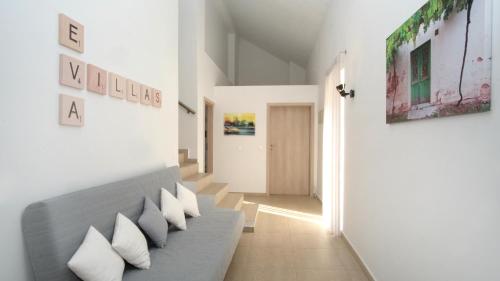 Χώρος καθιστικού στο Eva Villas West with infinity pool & and panoramic sea view