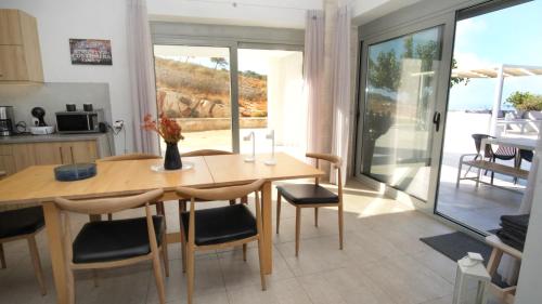 Η κουζίνα ή μικρή κουζίνα στο Eva Villas West with infinity pool & and panoramic sea view