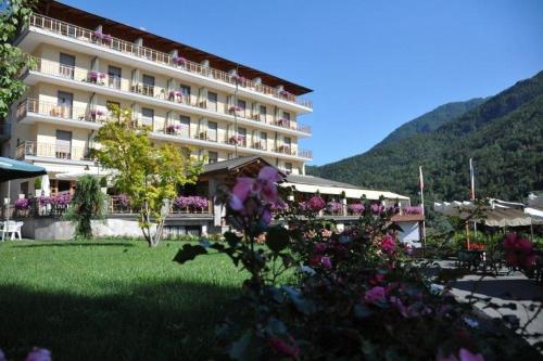 a hotel with flowers in front of a building at Hotel Monte Nebin in Sampeire
