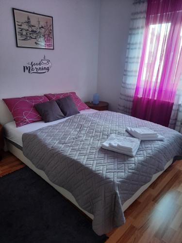 sypialnia z dużym łóżkiem z dwoma ręcznikami w obiekcie Apartman Trio Maksimir w Zagrzebiu