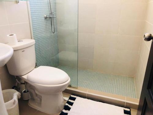 W łazience znajduje się toaleta i przeszklony prysznic. w obiekcie 2bedroom mountain view villa #2 w mieście Muñoz