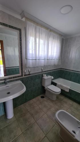 A bathroom at Apartamentos Coral Do Mar II