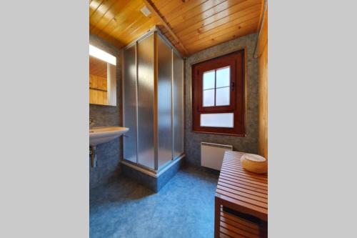 Et badeværelse på Appartement "Le Ver Luisant" à Saint-Martin, Val d'Hérens, Valais