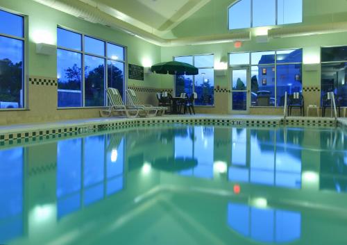 Bazén v ubytovaní Country Inn & Suites by Radisson, Bentonville South - Rogers, AR alebo v jeho blízkosti