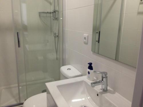 Confortable 1 Bedroom Apartment at Roma Avenue - 1A
