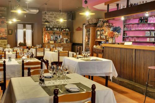 Restaurant o un lloc per menjar a Hostal Rural Txapi Txuri Logis Hotels