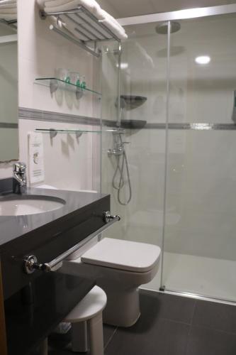 Ett badrum på Hotel Marina