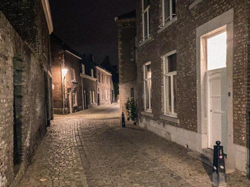 an empty street at night in an alley at Besselaar Apartments in Maastricht