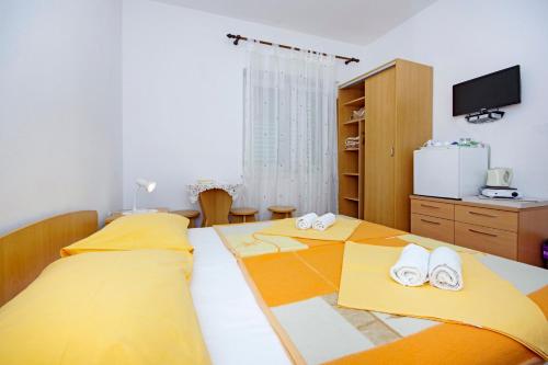 Postel nebo postele na pokoji v ubytování Apartmani Srzic