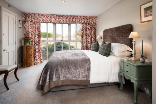 Кровать или кровати в номере Throphill Grange