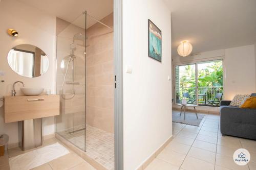baño con ducha y puerta de cristal en T1 - Fleur de vanille II 3étoiles - Saint Denis Bellepierre, en Saint-Denis