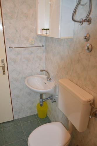 a bathroom with a toilet and a sink at Apartman Mare in Drvenik