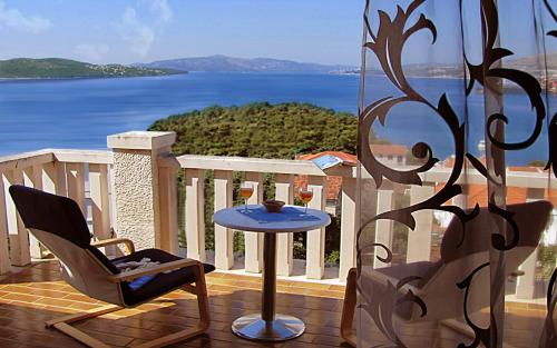 Beautiful apartment for two persons with sea view in Trogir near the beach