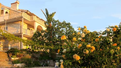 Beautiful apartment for two persons with sea view in Trogir near the beach