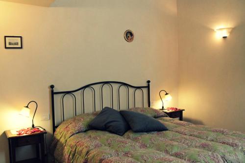 1 dormitorio con 1 cama con 2 lámparas en 2 mesas en Holidays In The Heart Of Chianti, en Tavarnelle in Val di Pesa