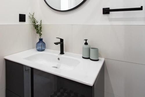 une salle de bain avec un lavabo blanc et un miroir dans l'établissement #29 Suite Gambetta AC Sea view 2 bedrooms 1min Walk to Promenade & Sea, à Nice