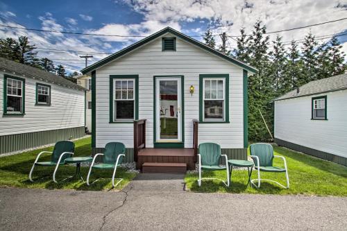 Photo de la galerie de l'établissement Charming Laconia Cottage Walk to Weirs Beach, à Laconia