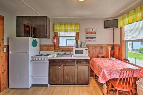 Photo de la galerie de l'établissement Charming Laconia Cottage Walk to Weirs Beach, à Laconia