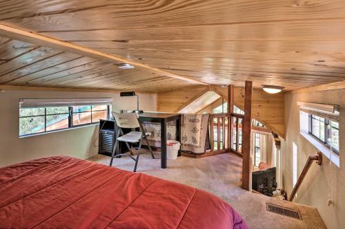 Imagen de la galería de Show Low Cabin with Furnished Deck - Near Hikes, en Show Low