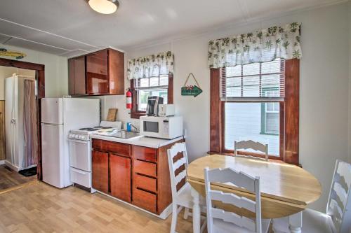 Foto dalla galleria di Weirs Channel Cottage with Beach Access! a Laconia